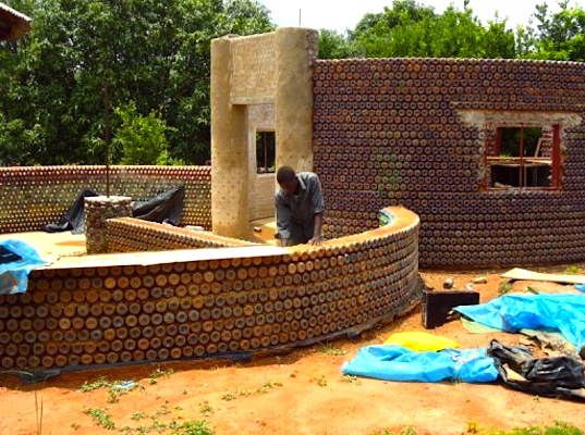 Casas construídas com garrafas de plástico na Nigéria