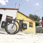 MANE A criatividade dos moradores da zona rural de Independência vem minimizando o sofrimento de quem precisa andar muito para pegar água. Apelidado de "mané magro", o transporte é largamente usado na comunidade de Ematuba