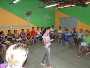 Prof.ª Joceilma avaliando o curso com os alunos