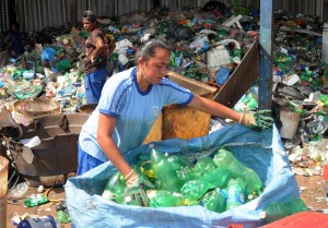 Foto: Paulo de Araújo/MM - Garrafas PET: reciclagem é de 56%.