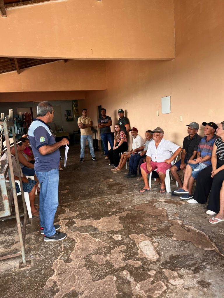 Cogerh reúne-se com usuários da fonte Bica da Macaúba em Barbalha para discutir sobre o uso da água